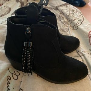 Brand new, never worn. Just didn’t like this item.